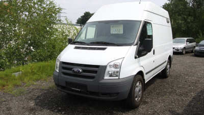 Mit Heckantrieb + Allradantrieb und mit geschlossenem Aufbau